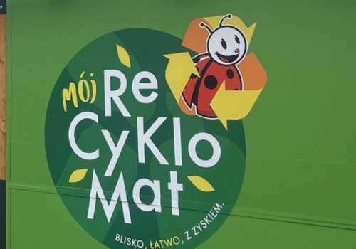 Tyle butelkomatów ma Biedronka. Podano okrągłą liczbę