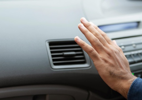 Widzisz wodę pod samochodem? Wielu kierowców nie wie, co naprawdę oznacza ten widok