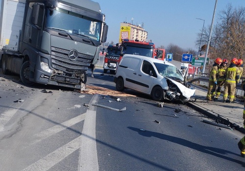 Czołowe zderzenie z ciężarówką na DK28. Dramatyczne sceny na wiadukcie