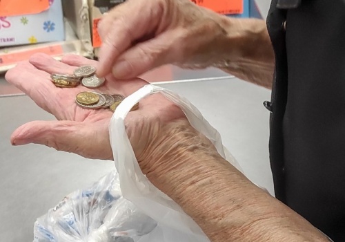 Masz ponad 60 lat? Tu zrobisz zakupy z dużą zniżką i odciążysz budżet