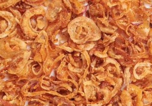 Zapomnij o miękkiej cebuli. Ten austriacki patent sprawi, że będzie chrupać jak najlepsze chipsy