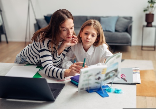 Znana para pokazała, jak pomaga dzieciom w lekcjach. Internautka: Robię to samo lewą ręką