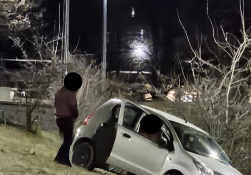 Groźne sytuacje w Koninie. Auto zapaliło się na skrzyżowaniu, a inne wypadło z drogi