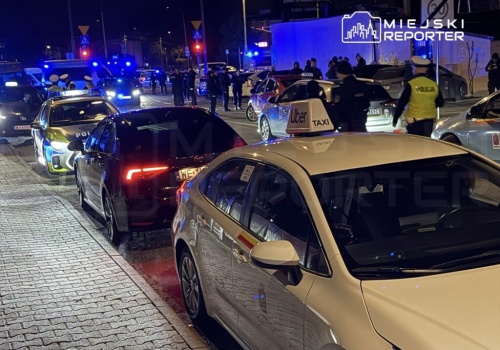 Kilkadziesiąt aut przewozu osób pod kebabem, na miejscu duże siły policji, zablokowana ulica