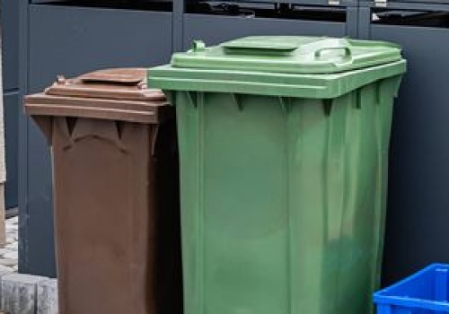 Gdzie wyrzucić lakierowany papierek? Błąd może sporo kosztować