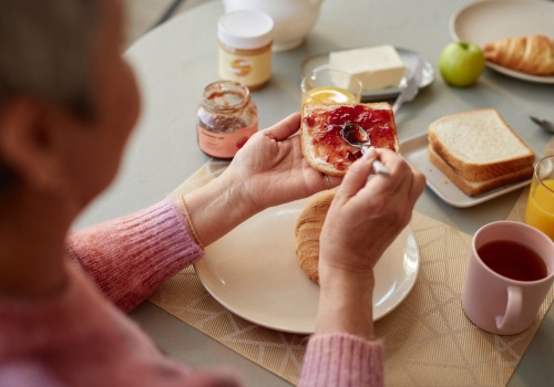 Śniadanie jedzone o tej porze może skracać życie. Naukowcy sprawdzali to przez 22 lata