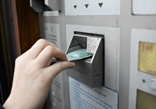 Wrzucasz pieniądze do wpłatomatu? Po przekroczeniu tej kwoty bank zapyta, skąd tyle masz