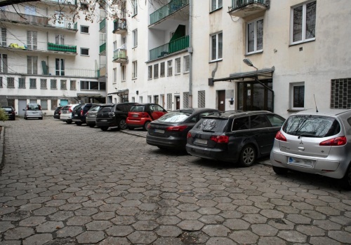 Widzisz tę tabliczkę przy bloku? Wielu kierowców nie wie, czy naprawdę muszą jej słuchać