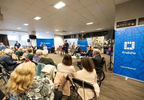 „Ławka dialogu” z seniorami już za nami. Kraków wzmacnia politykę 60+ – od infrastruktury po bezpieczeństwo w domu