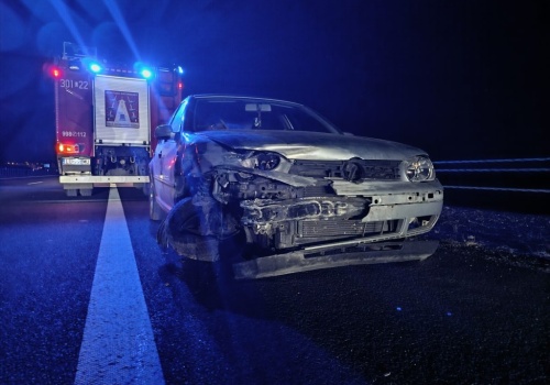 Na obwodnicy Lublina Volkswagen uderzył w bariery. Na miejscu pracują służby