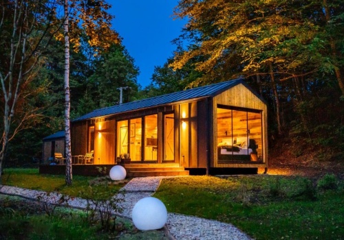 Jak wybrać domek na Warmii i Mazurach, by efektywnie odpocząć?