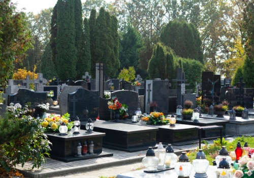 Pośmiertne odznaczenie i tabliczka na grobie dawcy. 