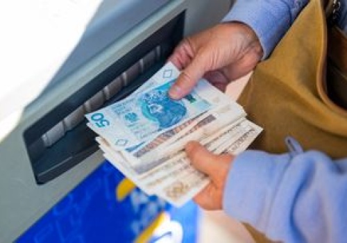 Młodzi Polacy odwracają się od gotówki. Raport nie zostawia złudzeń