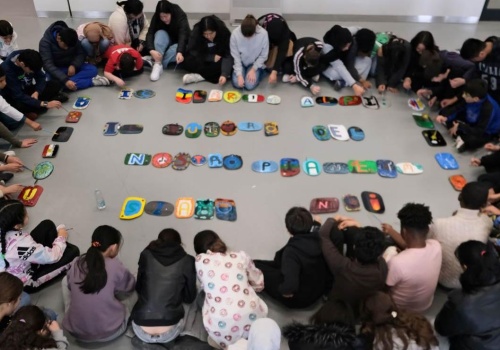 Stellantis pokazuje młodzieży, co naprawdę dzieje się ze starym samochodem