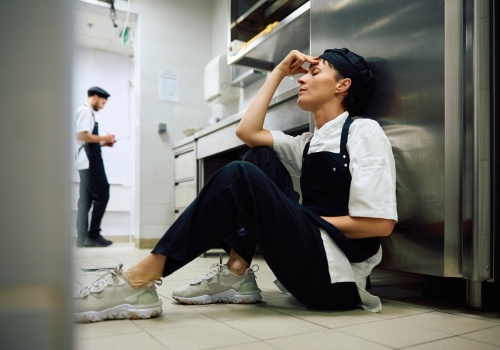 Prekaryzacja i wyzysk, czyli praca dodatkowa w Polsce. Karolina najgorszy koszmar przeżyła „na zmywaku” i jako pomoc kuchenna. „Chaos i brak szacunku”