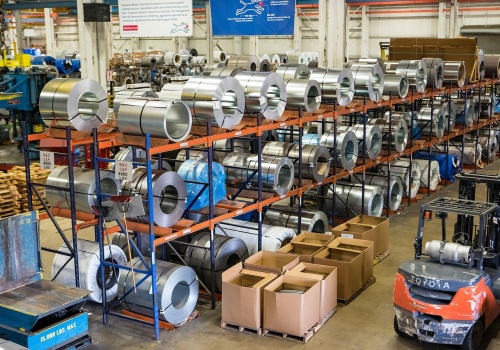 Blachy sprężynowe w przemyśle – jak dobrać gatunek stali i ograniczyć ryzyko produkcyjne?