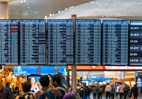 Przez wojnę na Bliskim Wschodnie utknęli za granicą. Co z pracą i pensją? PIP podpowiada