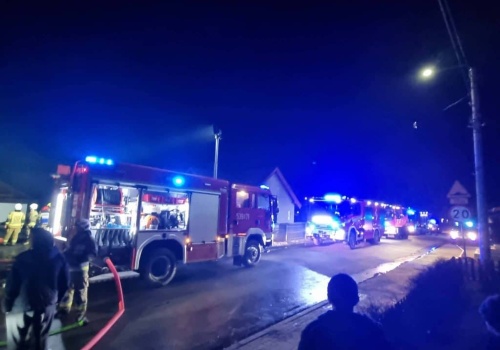 Pożar willi na Mazurach. Do akcji ruszyło kilka jednostek straży pożarnej