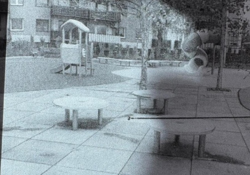 Zniszczyli ławkę na placu zabaw