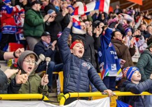 Mnóstwo emocji na lodzie i trybunach. Fotorelacja z meczu KH Energa - Unia Oświęcim