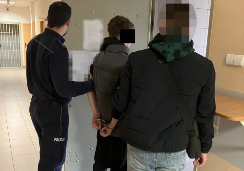 Szybka akcja policji na Bemowie. Rozbito szajkę oszustów działających metodą na policjanta