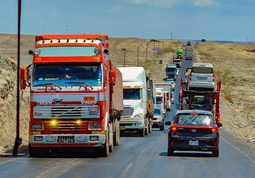 Ciężarówki z kilku kontynentów pracujące obok siebie – transportowy krajobraz Peru