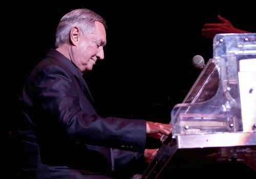 Neil Sedaka znowu na szczycie. Odtworzenia utworów wzrosły o 700 proc. po jego śmierci