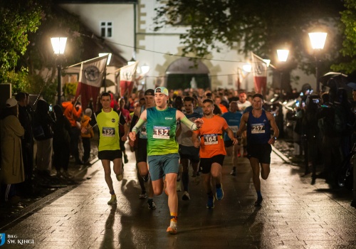 Będą biegać nocą po Starym Sączu. Dla każdej Kingi pakiet startowy jest bezpłatny