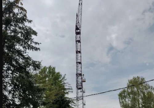 Wieża bungee przy al. Pokoju może być samowolą budowlaną. Miasto przyznaje, że nie ma pozwolenia