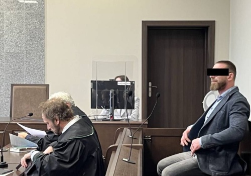 Mecenas od „trumny na kółkach” ostatecznie skazany. Sąd zmniejszył karę