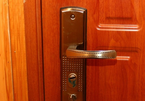 Koniecznie zrób to z drzwiami na wiosnę. Minuta roboty i dwa problemy z głowy