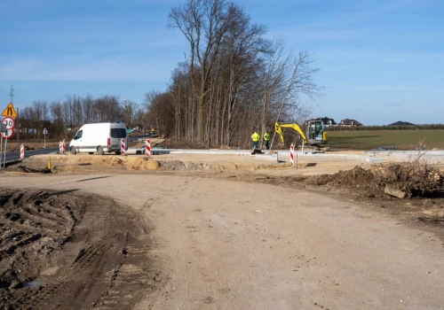 Wznowiono rozbudowę tzw. wschodniej obwodnicy Ciechanowa. Wkrótce powstanie rondo przy centrum handlowym