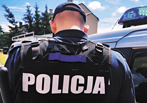 Tarnów: Poszukiwała go policja. Ukrył się pod… folią