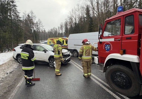 Zderzenie osobowej Toyoty z dostawczym Fiatem. Kobietę zabrała karetka
