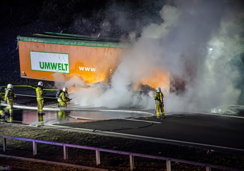 Nocny pożar naczepy na autostradzie A4