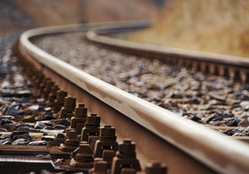 Nieletni chuligani na torach w Łodzi. Układali kamienie na szynach i rzucali butelkami w pociągi