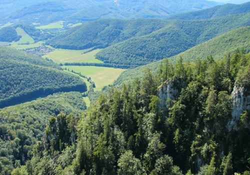 Najbardziej unikalny obszar górski. Liczne wąwozy, skalne okna i jaskinie
