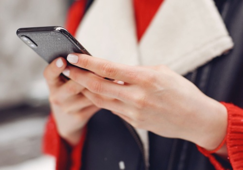 Dlaczego mieszkańcy Radomia coraz częściej rezygnują z kablówki na rzecz Pilot WP w telefonie?