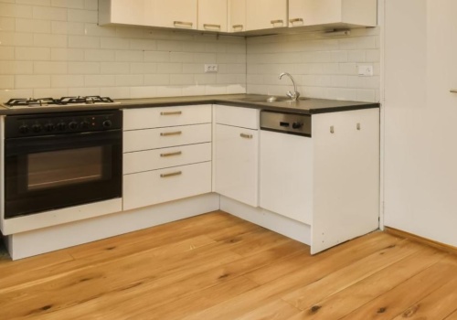 Tych podłóg w kuchni unikaj jak ognia. Są bardzo popularne, a strasznie się rysują