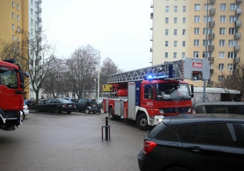 Makabryczne odkrycie w bloku w Olsztynie. Sąsiedzi czuli dziwny zapach