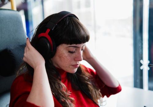 Audiobooki do autobusu. 5 tytułów tak wciągających, że możesz przegapić swój przystanek