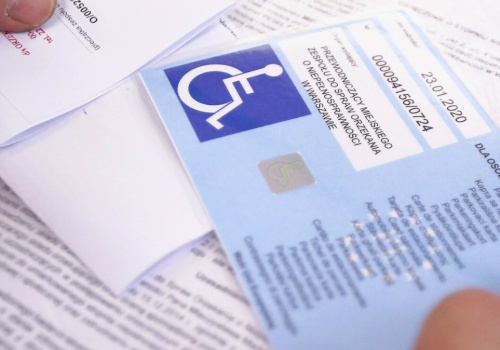 Brakuje kart parkingowych dla niepełnosprawnych. Samorządy biją na alarm