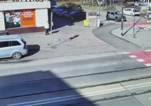 Nawet nie zauważył pieszej. Kierowca Dacii wjechał prosto w kobietę