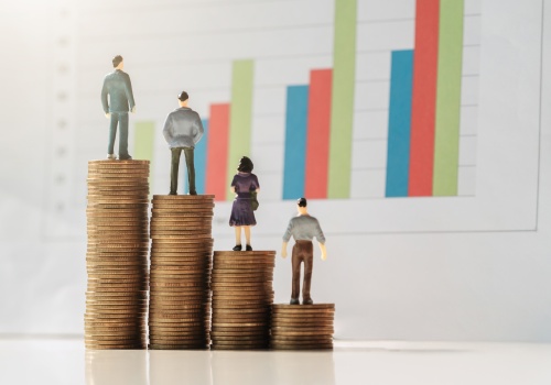 Kobiety zarabiają mniej i rzadziej są zadowolone z pensji. Nowy raport