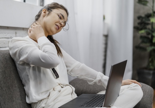 Drętwienie ręki i ból szyi przy komputerze - jak przerwać to błędne koło?