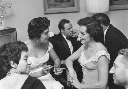 7 zachowań w towarzystwie, które zdradzają twój brak obycia. Poważnie szkodzą twojemu wizerunkowi