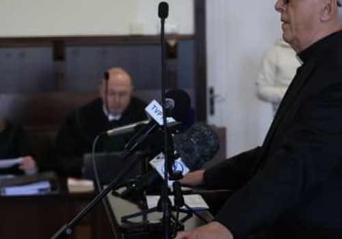 Wiedział. I wysłał księdza pedofila na misję za granicę. Przed sądem mówi, dlaczego