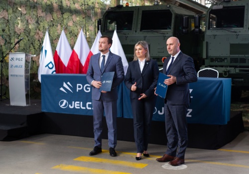 Jelcz dostał prawie 800 mln zł na nową fabrykę pojazdów dla polskiego wojska. Jest umowa z PGZ