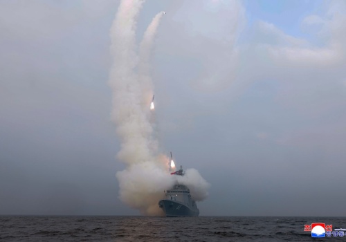 Północnokoreański niszczyciel rakietowy Choe Hyon strzela salwą pocisków