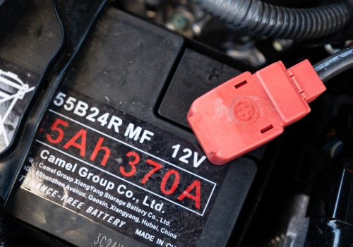 Krótkie trasy wykańczają akumulator 12 V. Wymianę zrobisz sam